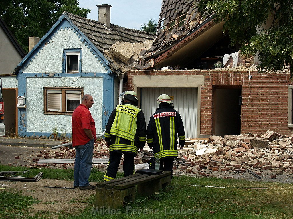 Detonation im Haus Erftstadt Dirmertsheim Brueckenstr P575.JPG